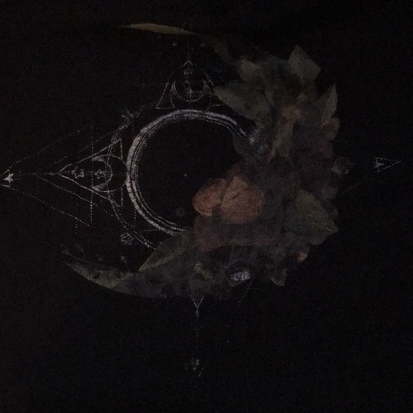cropped black moon shirt - Picture 3 of 4